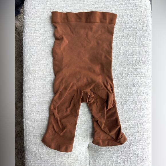 SKIMS Seamless Sculpt High Waisted Above Knee Short Bronze Shapewear XS NWOT - Picture 1 of 5